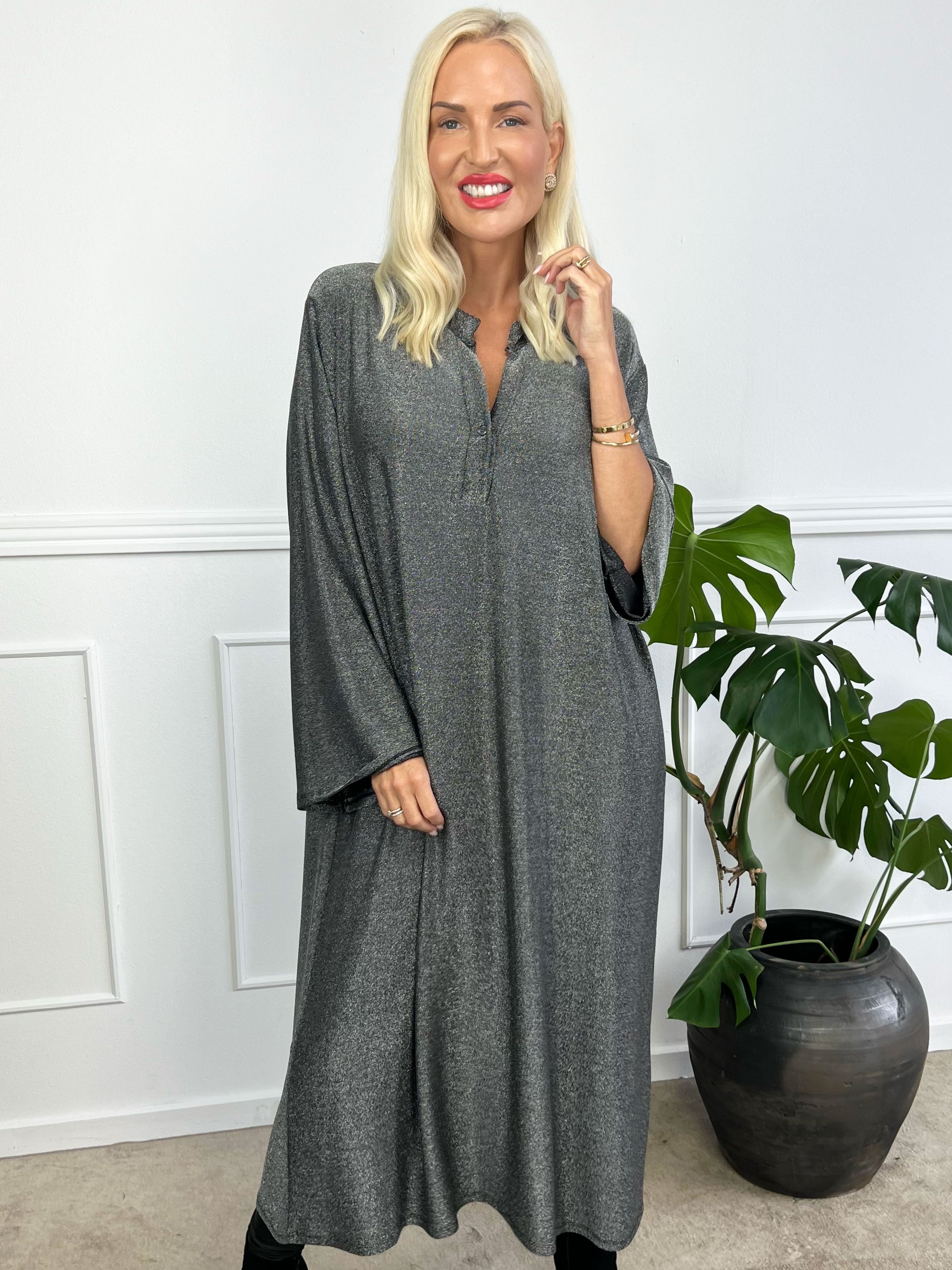 Damaris - Lang kjole i løs pasform med glimmertråde